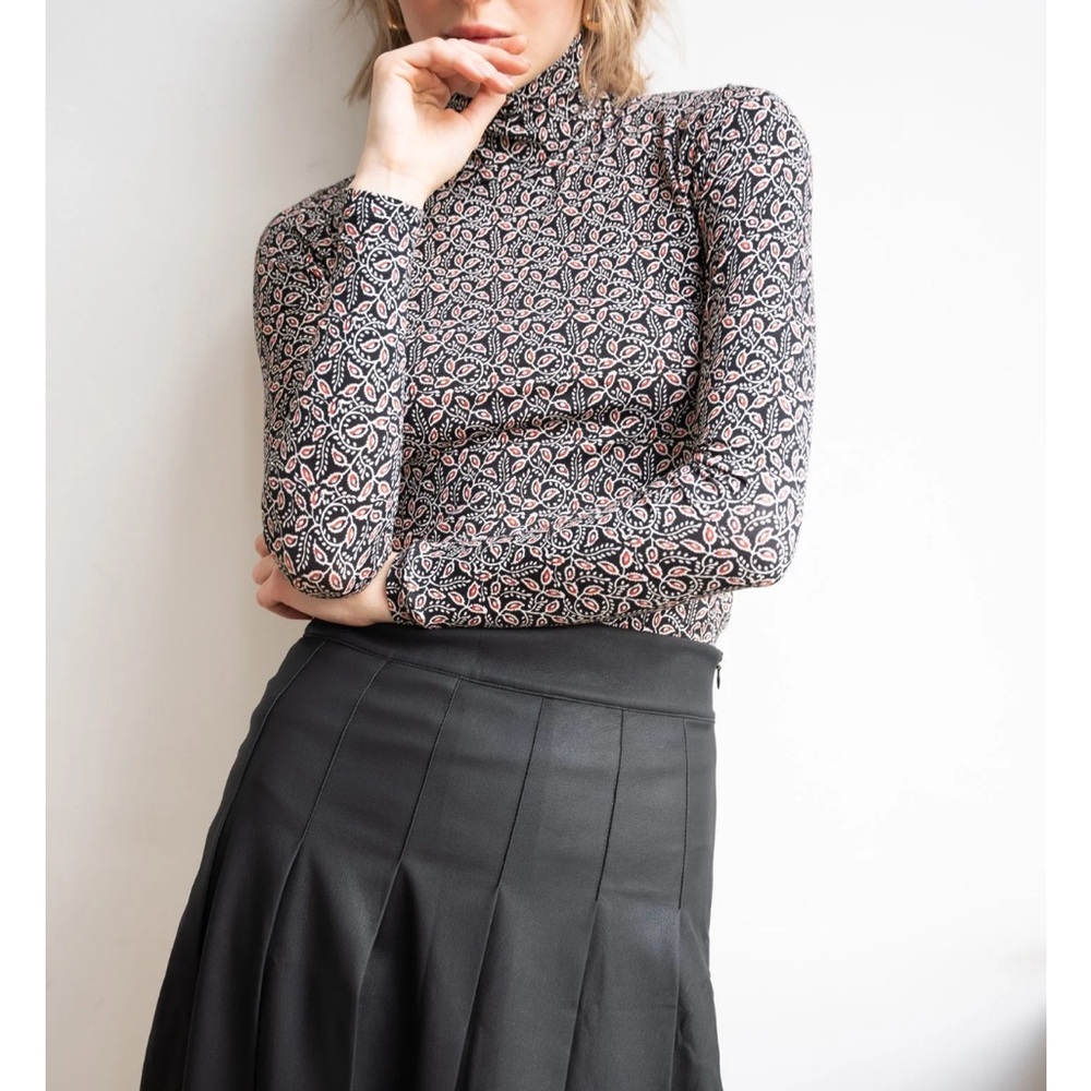 PAISLEY PRINTED TURTLENECK
Sold out online New with tags